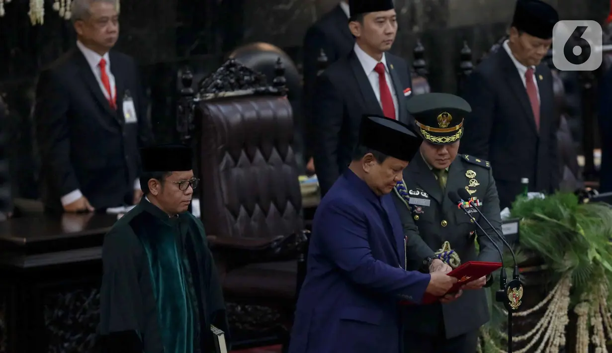 Dalam sumpahnya, Presiden Prabowo Subianto mengucapkan janji untuk memegang teguh Undang Undang Dasar. (Liputan6.com/Herman Zakharia)