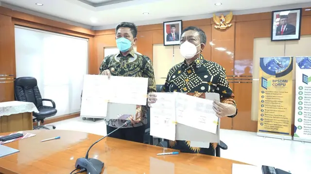 Kepala BPSDMI Kementerian Perindustrian, Arus Gunawan bersama Bupati Morowali, Taslim melakukan penandatanganan MoU Pengembangan Program Pendidikan Setara Diploma Satu Vokasi Industri. (Dok Kemenperin)