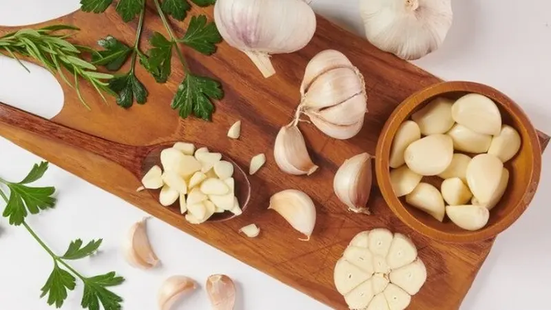 Bawang putih menjadi salah satu bahan dapur untuk atasi tekanan darah tinggi (Sumber: freepik.com/jcomp)