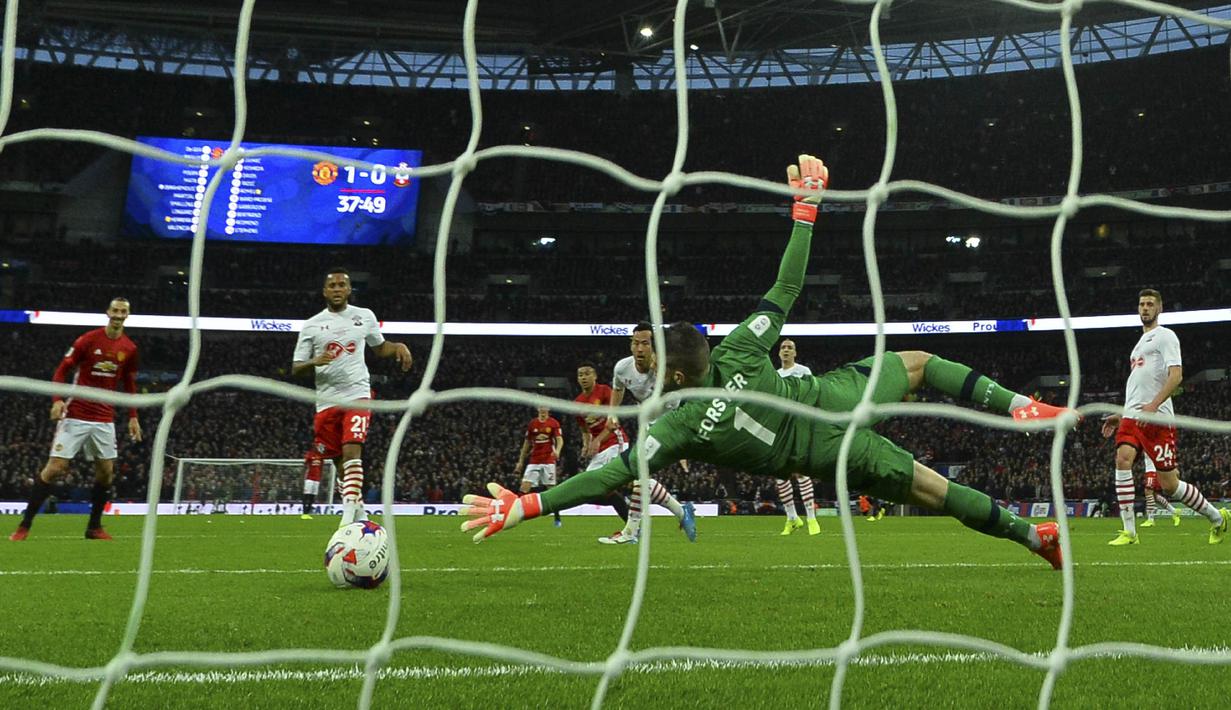Proses terjadinya gol gelandang Manchester United, Jesse Lingard ke gawang Southampton. Menit ke-38 giliran Lingard yang membobol gawang The Saint, sehingga MU berhasil unggul 2-0. (AFP/Glyn Kirk) 