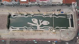 Kondisi perkembangan proyek revitalisasi kawasan Kali Besar, Kota Tua yang dilihat dari atas, Jakarta Barat, Kamis (3/5). Setiap sisi Kali Besar ini telah didinding tembok. (Liputan6.com/Arya Manggala)