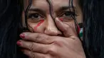 Seorang pengunjuk rasa ikut serta dalam aksi mengheningkan cipta dalam sebuah demonstrasi yang diselenggarakan oleh "Kolektif Nasional untuk perdamaian yang adil dan abadi antara Palestina dan Israel" di Paris, Minggu, 22 Oktober 2023. (AP Photo/Aurelien Morissard)
