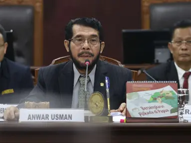 Ketua rapat pleno Anwar Usman saat pemilihan ketua Mahkamah Konstitusi di Jakarta, Senin (2/3). Pada pemilihan ketua MK ini para hakim konstusi melakukan voting untuk memilih ketua yang baru. (Liputan6.com/Angga Yuniar)