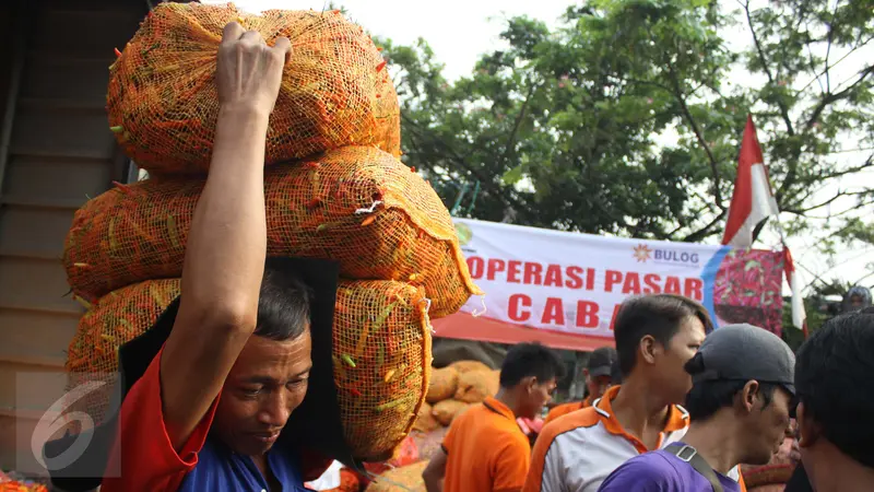 20150815-Harga Cabai Melonjak, Bulog Gelar Operasi Pasar di Kramat Jati-Jakarta