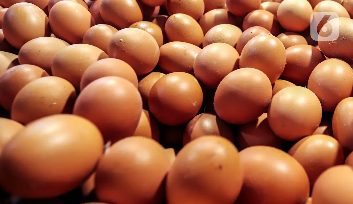 Telur ayam ras yang dijual di Pasar Kebayoran Lama, Jakarta, Minggu (5/3/2023). Jelang Ramadan, telur ayam menjadi komoditas kebutuhan pangan yang kenaikannya paling tinggi. (Liputan6.com/Johan Tallo)