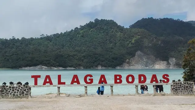 Tersembunyi di lereng Gunung Galunggung, Kabupaten Tasikmalaya, keberadaan Kawah Talaga Bodas, yang berada di Kecamatan Wanaraja, Garut, Jawa Barat ini, menyimpan sejuta pesona alam yang indah. (Liputan6.com/Jayadi Supriadin)