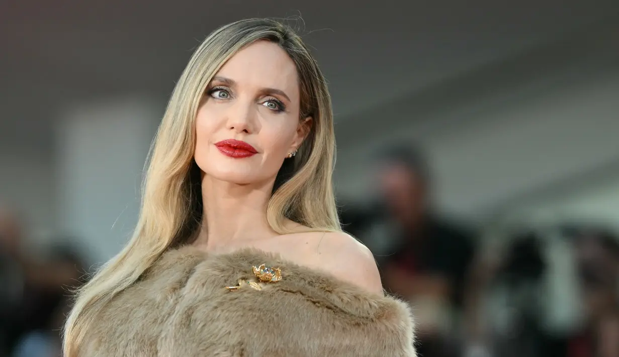 Aktris AS Angelina Jolie menghadiri red carpet film "Maria" pada Festival Film Venice ke-81 di Venice Lido, Kamis (29/8/2024). (Alberto PIZZOLI / AFP)