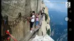 Detik-detik seorang wisatawan melepaskan pengaman dan melompat dari  tebing Gunung Huashan, Provinsi Shaanxi, China.