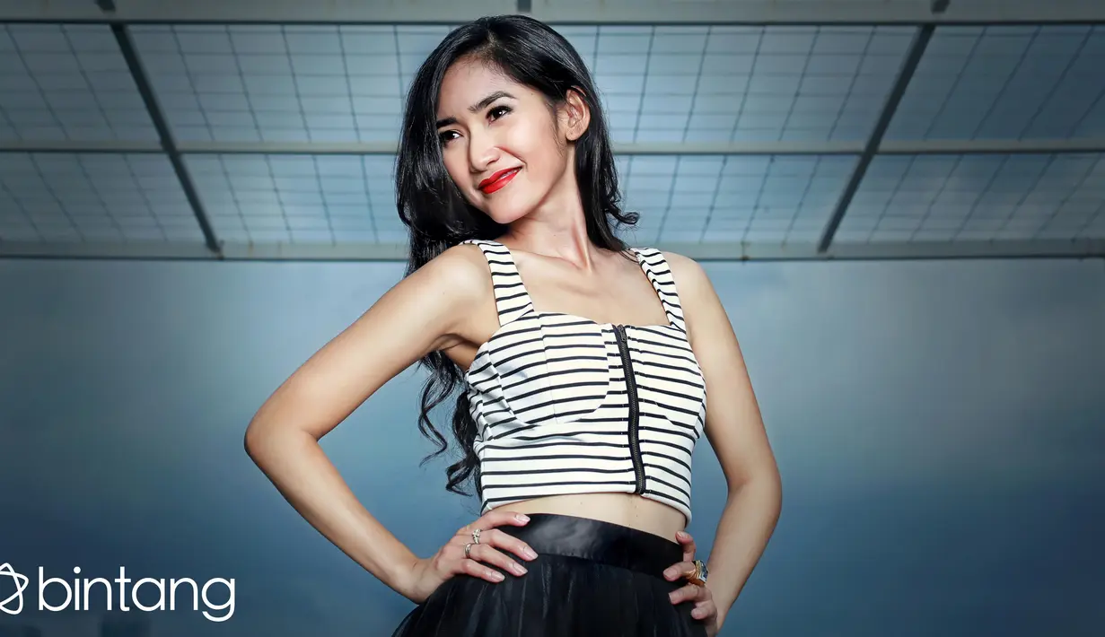 “Tahun 2016 ini aku punya 2 resolusi penting. Pertama mau kuliah S2 dan kedua ingin tambah momongan. Resolusi ini amat realistis. Soal kuliah lagi ini adalah keinginan saya sejak lama yang ingin memuaskan kata hati.” paparnya. (Febio Hernanto/Bintang.com)