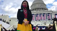 Deb Haaland menambahkan sentuhan busana khas suku Indian saat menghadiri pelantikan Presiden Joe Biden di Washington, Amerika Serikat, 20 Januari 2021. (dok. tim Deb Haaland/Vogue US)