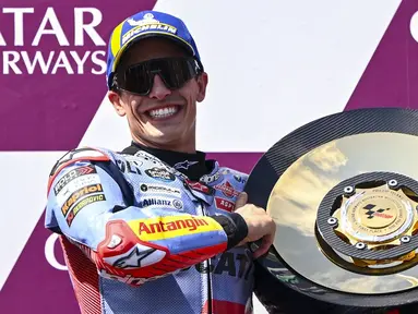 Pembalap Gresini Racing, Marc Marquez mengangkat trofi setelah memenangkan balapan MotoGP Australia 2024 yang berlangsung di Sirkuit Phillip Island, Australia, Minggu (20/10/2024). (AP Photo/AAP Image/Joel Carrett)
