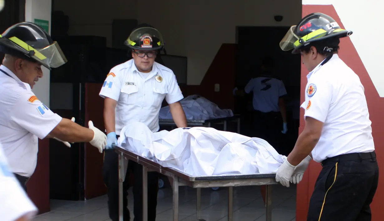 Petugas pemadam membawa jenazah korban kebakaran sebuah asrama penampungan anak-anak di Guatemala, Rabu (8/3). Sedikitnya 19 perempuan muda berusia 14 -17 tahun tewas akibat luka bakar parah. (HO/GUATEMALAN VOLUNTEER FIREFIGHTERS/AFP)
