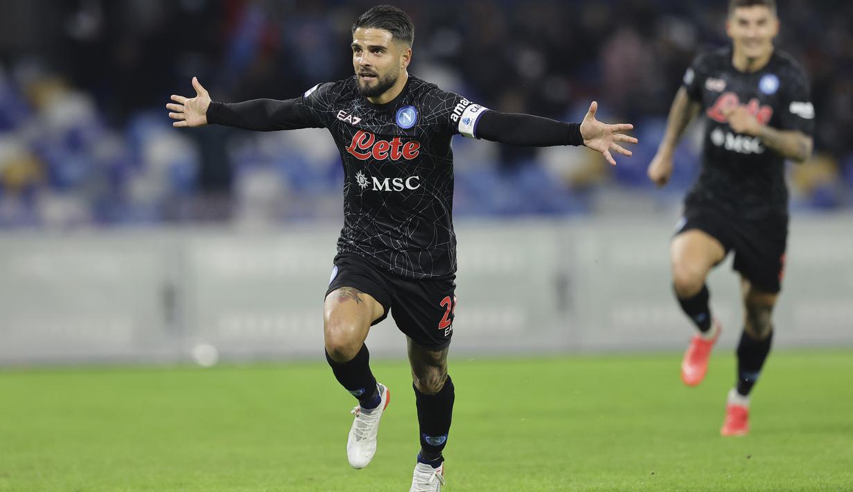 Penyerang Napoli, Lorenzo Insigne berselebrasi setelah mencetak gol ke gawang Bologna pada pertandingan Liga Serie A Italia di stadion Diego Armando Maradona di Naples, Italia, Jumat (29/10/2021). Insigne mencetak dua gol dan mengantar Napoli menang telak atas Bologna 3-0. (Alessandro Garofalo/LaPre