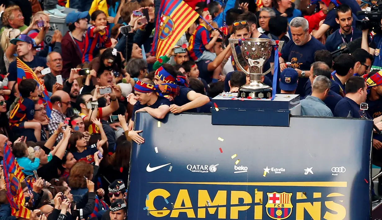 Piala juara Liga Spanyol diarak oleh bus terbuka dengan pesta kemenangan Barcelona di sepanjang jalan Barcelona , Spanyol , 15 Mei 2016. Barcelona memastikan gelar juara setelah menang 3-0 atas Granada. (REUTERS / Albert Gea)
