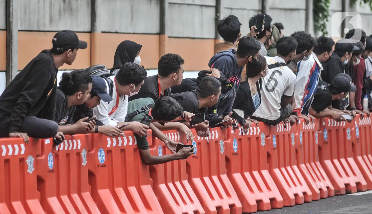 Penonton saat menyaksikan Street Race Polda Metro Jaya di Kawasan Ancol, Jakarta Utara, Minggu (16/1/2022). Acara ini diselenggarakan oleh Polda Metro Jaya guna memfasilitasi para pebalap agar tidak melakukan balapan liar. (merdeka.com/Iqbal S. Nugroho)