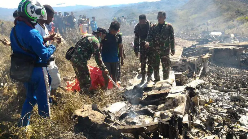 Puing pesawat Hercules TNI yang jatuh di Wamena