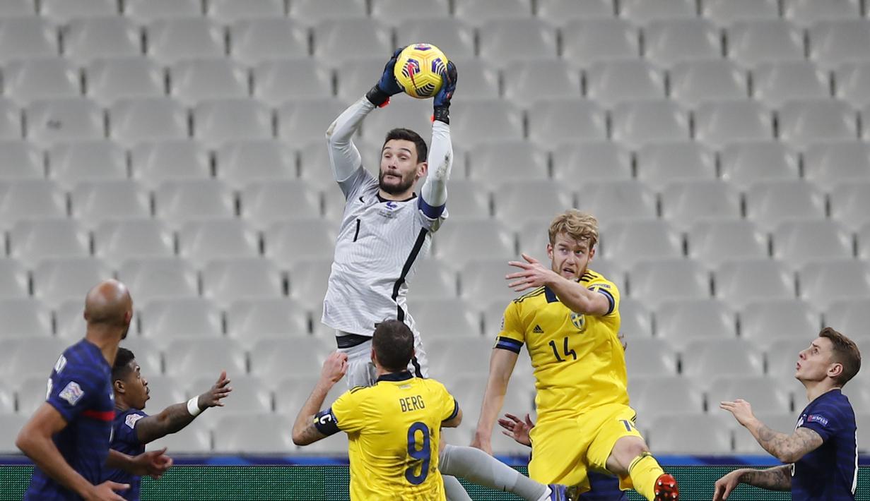 Kiper Prancis, Hugo Lloris berusaha menangkap bola saat bertanding melawan Swedia pada pertandingan UEFA Nations League di stadion Stade de France di Saint-Denis, Paris (17/11/2020). Prancis menang atas Swedia 4-2. (AP Photo/Francois Mori)