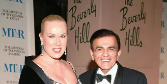 Anak mendiang penyiar senior Casey Kasem dan saudaranya menggugat sang janda, Jean Kasem. Mereka menyalahkan Jean atas tindakannya yang merupakan penyebab kematian Casey Kasem. (AFP/Bintang.com)