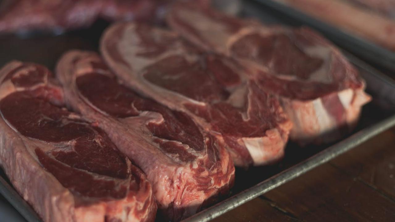Kenali Warna, Bau, dan Tekstur Daging Kurban yang Masih Aman Dimakan