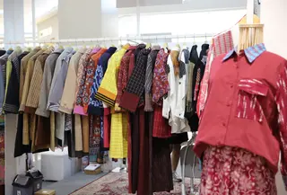 Sejak didirikan pada tahun 2016, Nikhol hadir dengan misi mengangkat nilai-nilai budaya lokal melalui kain tradisional seperti tenun Baduy ke dalam karya fashion kontemporer yang modis dan etnik. [Adrian/Fimela]