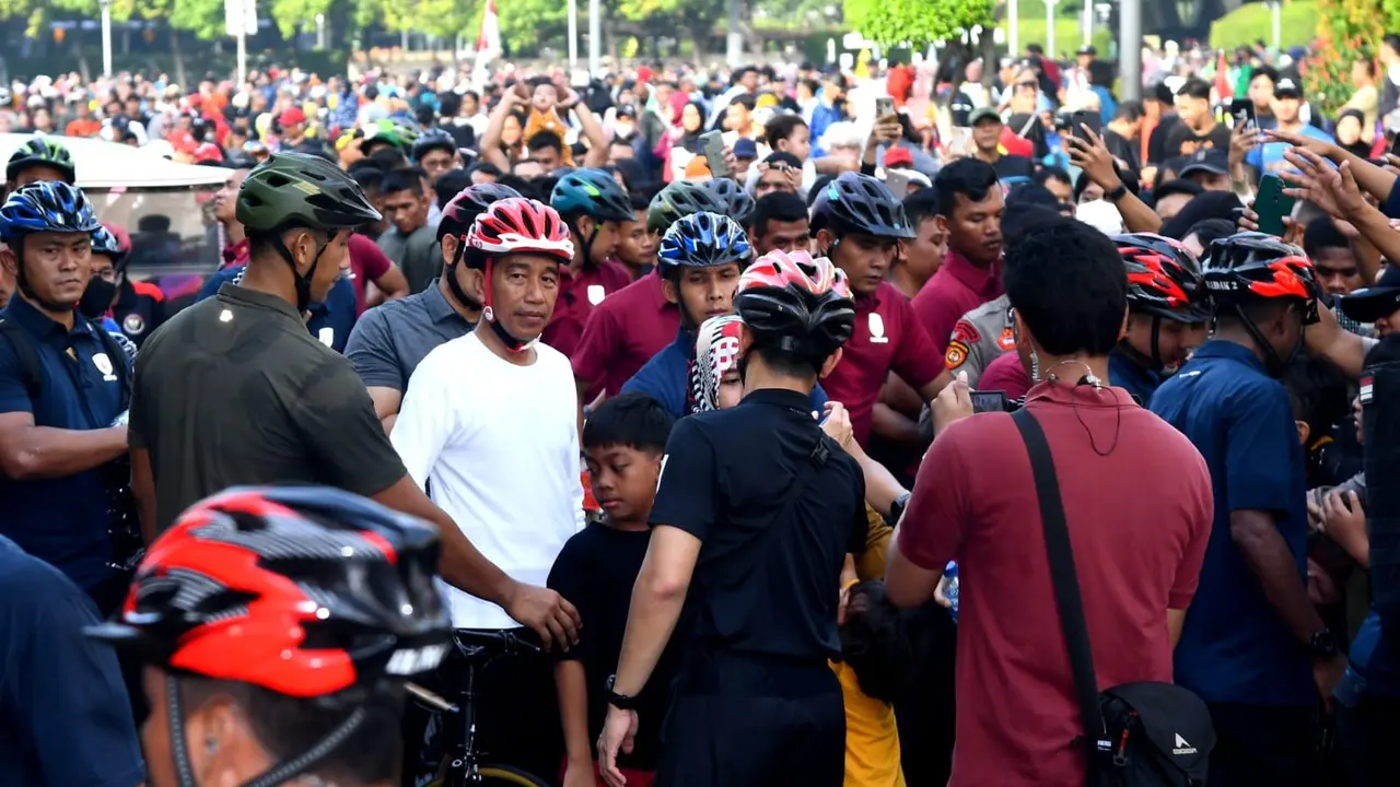 Presiden Joko Widodo atau Jokowi saat menikmati car free day (CFD) atau hari bebas kendaraan bermotor (HBKB) di sekitar kawasan Bundaran HI, Jakarta Pusat