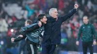 Pelatih Benfica, Jose Mourinho, merayakan kemenangan atas Real Madrid bersama anak gawang di Liga Champions, di Estadio da Luz, Lisbon, Kamis (29/1/2026) dini hari WIB. (AP Photo/Armando Franca)