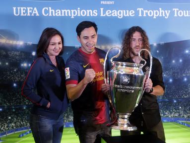 Legenda Barcelona, Carles Puyol, foto bersama Darius Sinathrya dan Donna Agnesia saat jumpa fans di Jakarta, Senin (11/3). Jumpa fans ini dalam rangka UEFA Champions League Trophy Tour di Indonesia. (Bola.com/Vitalis Yogi Trisna)