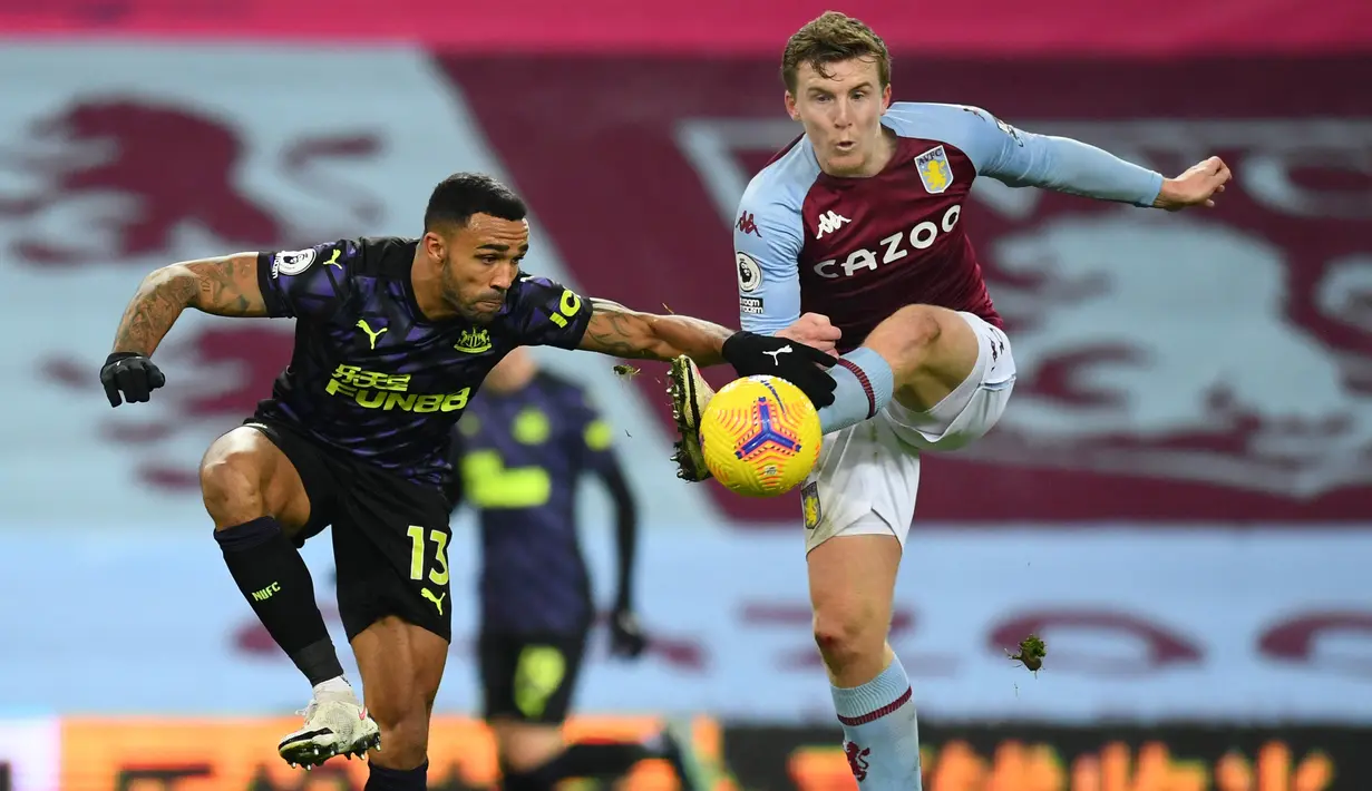 <p>Newcastle United akhirnya mempermanenkan kontrak Matt Targett pada awal Juli 2022. Musim lalu, ia merupakan pinjaman dari Aston Villa. The Magpies tercatat harus merogoh kocek sebesar 17,5 juta euro untuk menebus Matt Targett. (AFP/Clive Mason)</p>