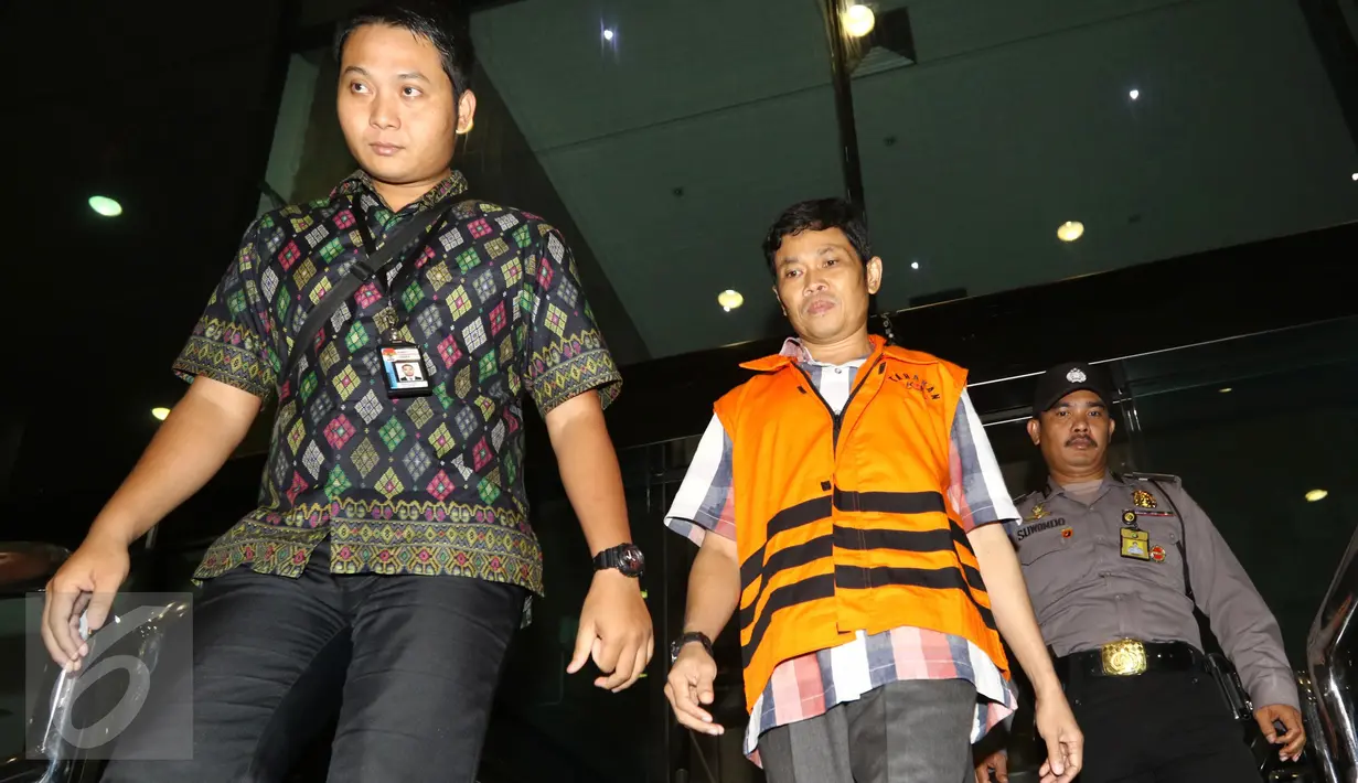 Penyidik KPK memeriksa Sutaryo dalam kasus suap Bupati Banyuasin terkait proyek ijon pada Dinas Pendidikan Kabupaten Banyuasin, Sumatera Selatan yang tertangkap pada operasi tangkap tangan (OTT) KPK, Jakarta, Jumat (28/10). (Liputan6.com/Helmi Afandi)