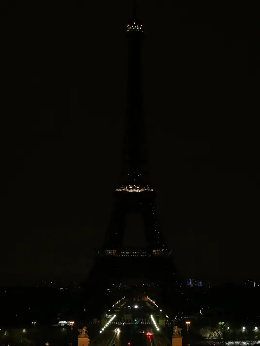 Landmark kota Paris, Menara Eiffel, saat lampu dimatikan untuk menghormati para korban serangan di sinagog, tempat peribadatan pemeluk Yahudi, di Pittsburgh pada Senin (29/10). Dalam serangan itu, sedikitnya 11 orang tewas. Zakaria ABDELKAFI/AFP)