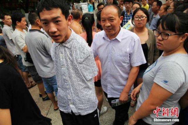 Chao kehilangan kedua tangannya ketika ia masih anak-anak karena kecelakaan | Photo: Copyright shanghaiist.com