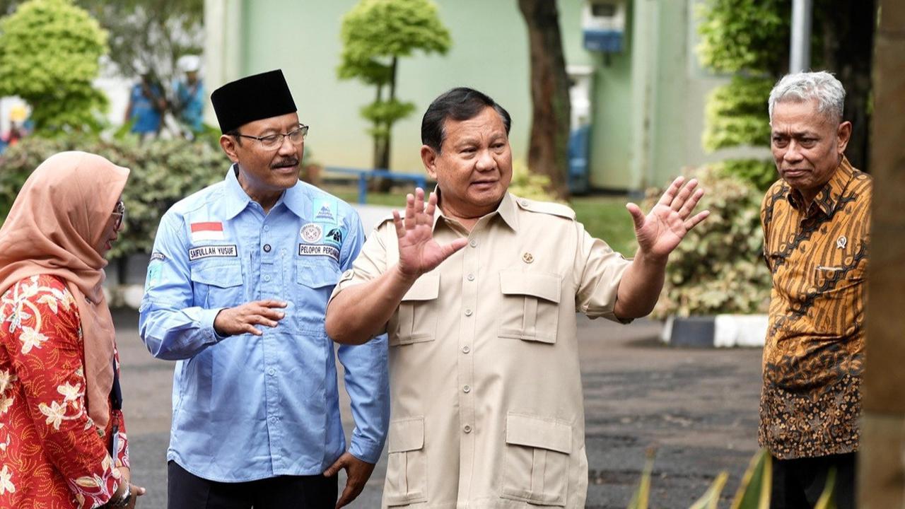 Presiden Prabowo Subianto didampingi Menteri Sosial Gus Ipul dan Wamenso Agus Jabo Priyono meninjau Sekolah Rakyat Menengah Atas (SRMA) 10 Jakarta Selatan