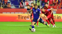 Striker Jepang Ritsu Doan mengeksekusi penalti pada laga perempat final Piala Asia 2019 melawan Vietndam di Al Maktoum Stadium, Kamis (21/1/2019). (AFP/Giuseppe Cacace)