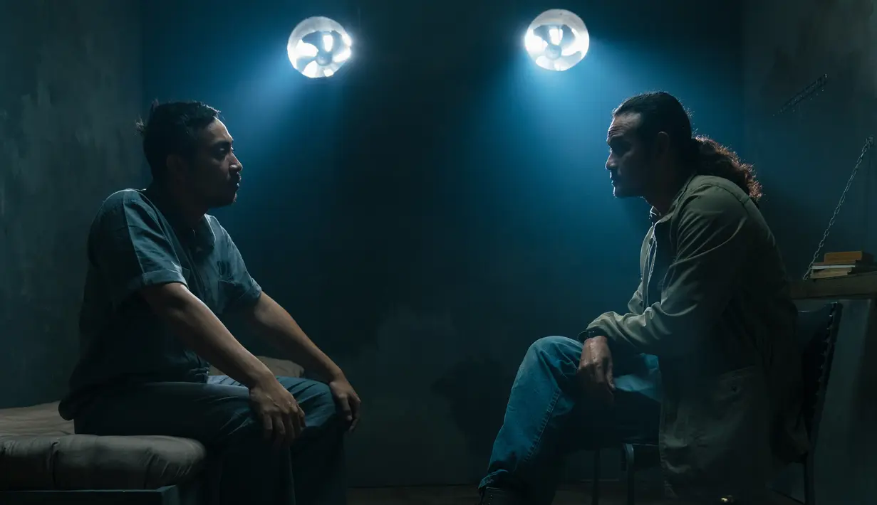 Saat diselidiki lebih dalam, detektif Makarim (Dwi Sasono) justru menemukan skandal besar. Skandal itu pun mengakibatkan lebih dari sekadar kerugian finansial. [Foto: Prime Video]