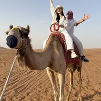 Febby Rastanty saat Bermain di Padang Pasir Dubai naik unta.[@febbyrastanty]