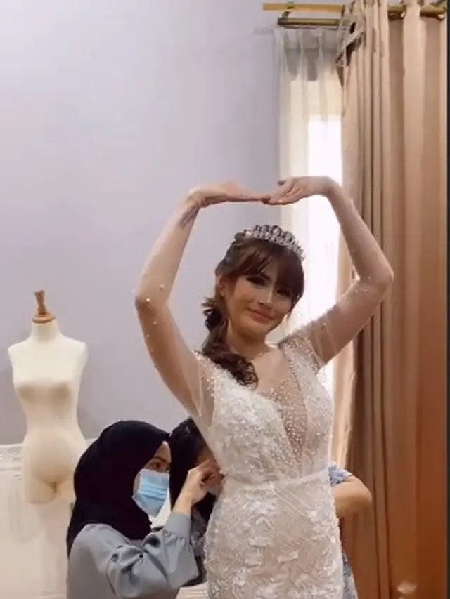 Lepas Status Janda, Ini 7 Momen Pernikahan Angela Lee dengan Pengusaha