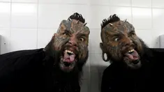 Seniman tato dan modifikasi tubuh Emilio Gonzalez berpose saat ikuti acara Tattoo and Suspension Convention di Valparaiso, Chili, (8/11/2015). Acara ini merupakan kegiatan untuk para penyuka tato dan modifikasi tubuh di Chili.  (REUTERS/Rodrigo Garrido)