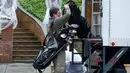 Pekerja menurunkan peralatan golf milik keluarga Barack Obama dari truk ke rumah sewaan di lingkungan Kalorama dari Washington, 17 Januari 2017. Kepindahan keluarga Obama terkait terpilihnya Donald Trump menjadi Presiden AS ke-45. (AP Photo/Cliff Owen)