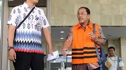 Mantan Walikota Makassar Ilham Arief Sirajuddin berjalan keluar Gedung KPK, Jakarta, Jumat (4/9). Ilham diperiksa sebagai saksi terhadap tersangka Dirut PT Traya Tirta Makassar Hengky Widjaja terkait kasus korupsi PDAM Makassar.(Liputan6.com/Helmi Afandi)