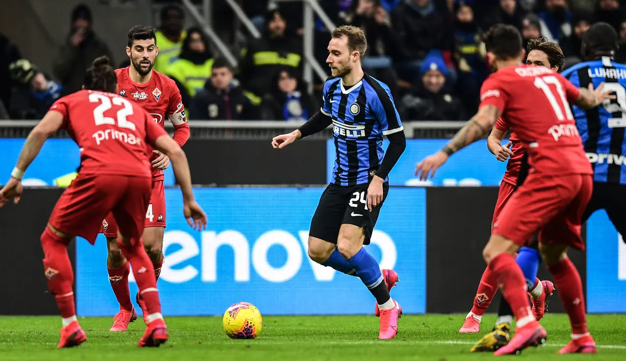 Gelandang Inter Milan, Christian Eriksen (tengah) menggiring bola saat bertanding melawan Fiorentina pada pertandingan perempat final Coppa Italia di stadion San Siro,  Milan, Rabu (29/1/2020). Eriksen jadi pemain ketiga yang didatangkan Inter di bursa transfer. (AFP Photo/Miguel Medina)