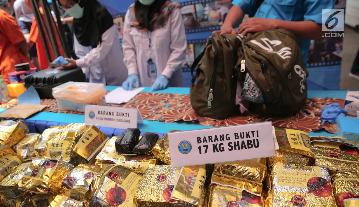 Barang bukti narkotika jenis sabu dihadirkan dalam pemusnahan di Gedung BNN, Jakarta, Rabu (20/9). BNN memusnahkan 17 kg sabu dan 134 kg sabu dari dua kasus yang berhasil diungkap. (Liputan6.com/Faizal Fanani)