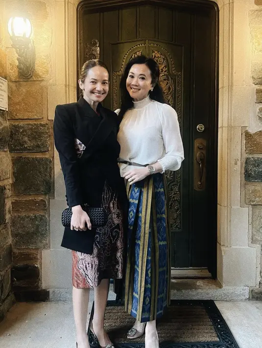 <p>Blazer yang dirancang sedemikian rupa juga sempuran dengan paduan batik yang begitu cantik. Bahan velvet memberikan kesan menjanjikan pada tampilan. [Foto: Instagram/ Enzy Storia]</p>