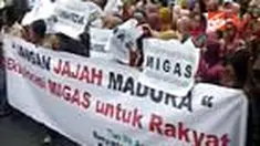 Ratusan warga berunjuk rasa di Gedung DPRD Jawa Timur. Mereka menuntut dana kompensasi rumah mereka yang rusak akibat pengeboran minyak anak perusahaan Petrochina. 