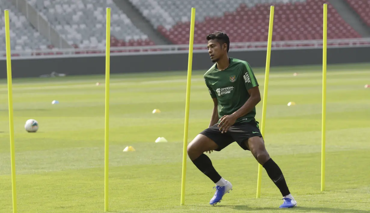 Pemain Timnas Indonesia, Zulfiandi, saat latihan jelang laga Kualifikasi Piala Dunia 2022 di SUGBK, Jakarta, Rabu (2/10). Indonesia akan berhadapan dengan Uni Emirat Arab. (Bola.com/M Iqbal Ichsan)