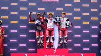 Pembalap binaan PT Astra Honda Motor (AHM), Veda Ega Pratama (tengah), berhasil meraih podium juara pada Race 2 Idemitsu Asia Talent Cup (IATC) Mandalika 2022 di Sirkuit Mandalika, Minggu (13/11/2022) sore WITA. (dok. AHM)
