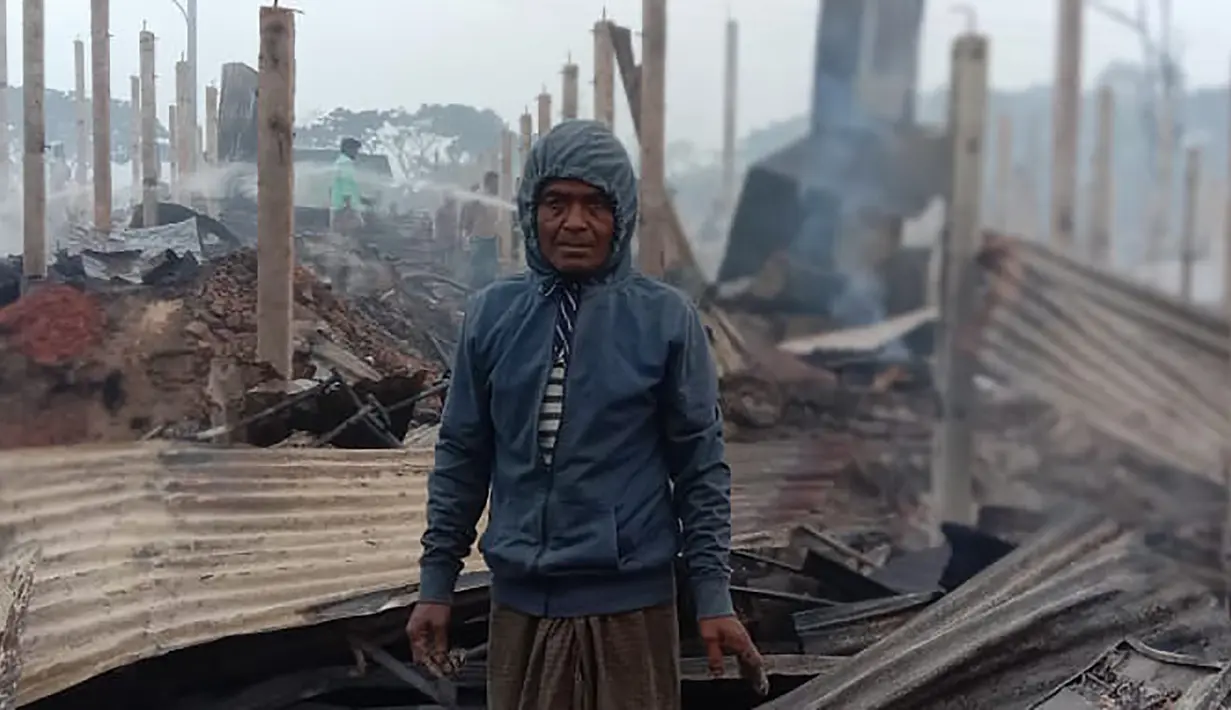 Ekspresi pengungsi Rohingya setelah kebakaran terjadi di Kamp Nayapara di distrik Cox's Bazar, Bangladesh (14/1/2021). UNHCR menuturkan lebih dari 500 shelter rumah bagi sekitar 3.500 pengungsi hancur total atau sebagian akibat kebakaran pada Kamis (14/1) dini hari.  (AP Photo/Mohammed Faisal)