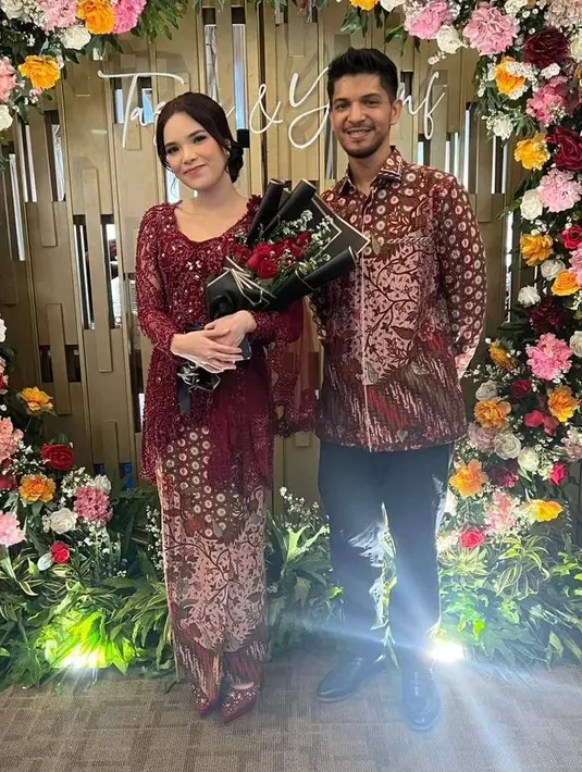 "Alhamdulillah semoga cerita bahagia hari ini menjadi awal cerita masa depan yang lebih bahagia. Aamiin ya rabbal alamin @_dheanatasya," tulis yusufaverroes dalam unggahan foto 30 September lalu. [Instagram/yusufaverroes]