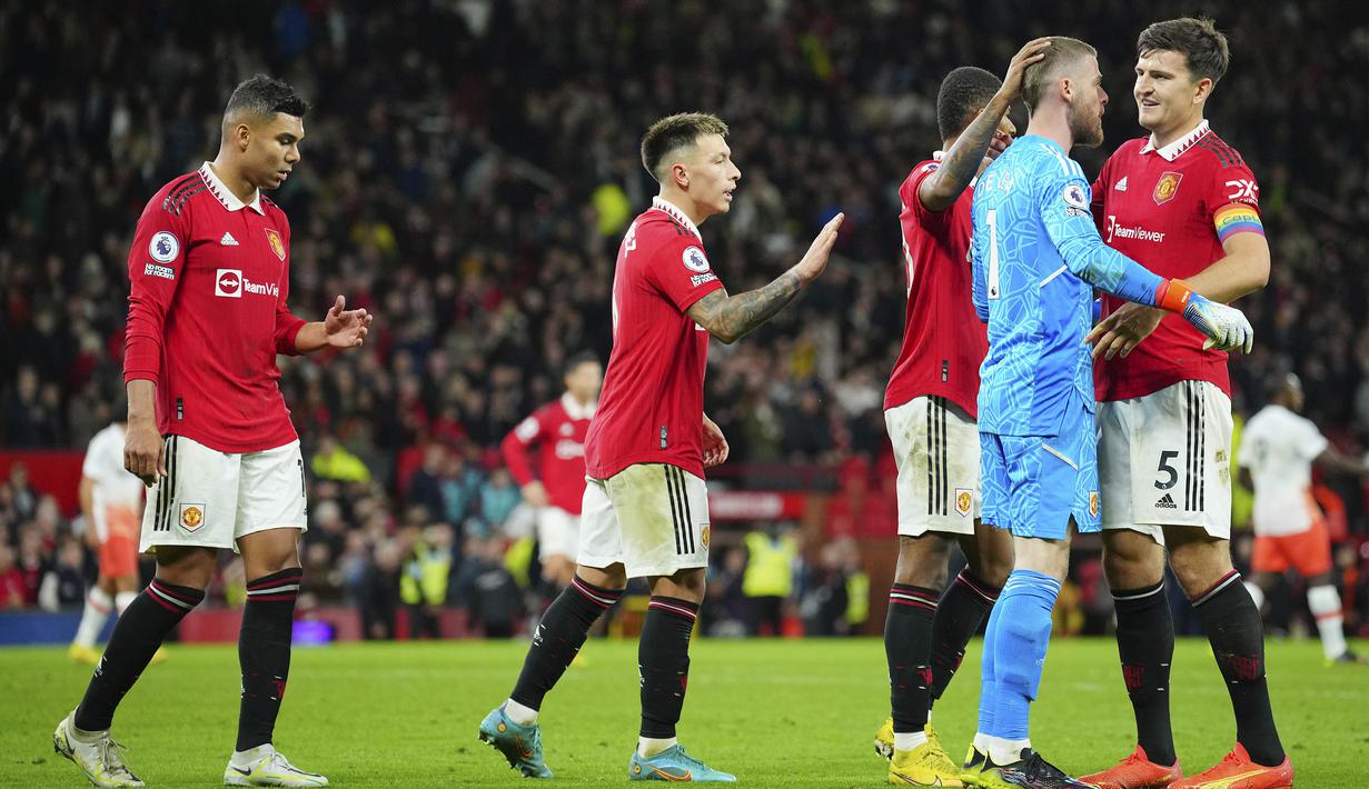 De Gea pun tak ragu untuk memeluk Maguire setelahnya. Pemandangan ini sudah lama tidak terlihat oleh keduanya. (AP Photo/Jon Super)