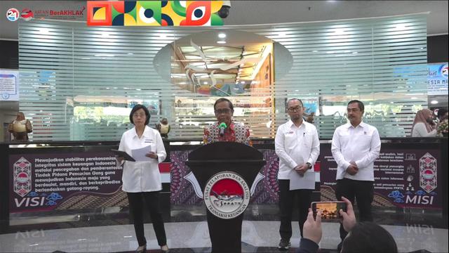 Konferensi Pers Komite Koordinasi Nasional Pencegahan dan Pemberantasan TPPU oleh Menko Polhukam Mahfud MD, Menkeu Sri Mulyani dan Ketua PPATK Ivan Yustiavandana, Senin (10/4/2023).