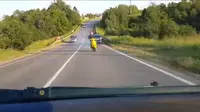 Pemuda ini melakukannya dengan kecepatan tinggi dan tidak peduli kalau ada mobil tepat di hadapannya.